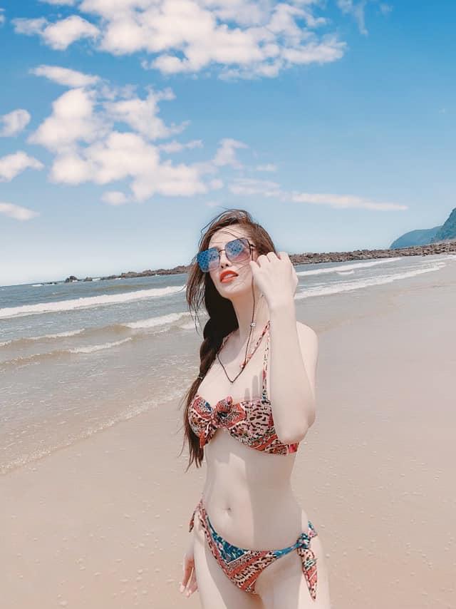 Dù không có đường cong đặc sản của Angela Phương Trinh, biển hè năm nay vẫn sôi động với loạt mỹ nhân khoe thân nóng bỏng-20