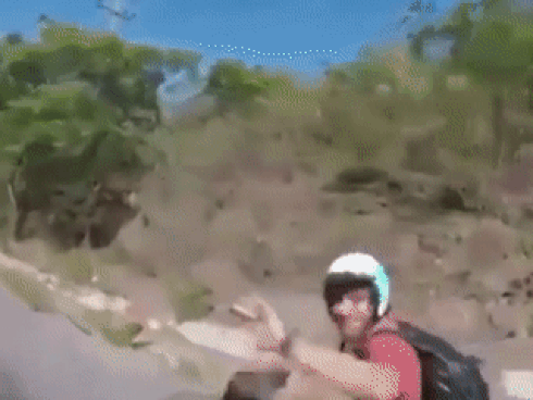 Chết cười nhìn phượt thủ ĐẬP TAY CHÀO NHAU xong lao vào lề đường ngã sấp mặt ĐAU ĐIẾNG