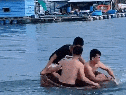 Đồng đội chèo thuyền thục mạng khiến Mạc Văn Khoa không thể chống đỡ, ngã 'chổng vó' xuống biển