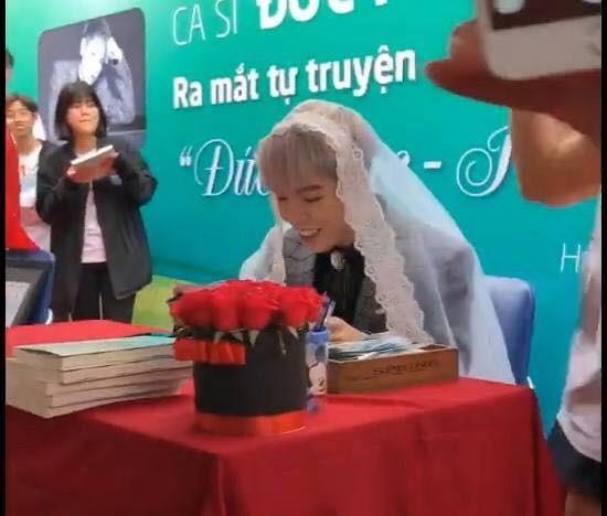 Bị fan nữ sàm sỡ hình xăm trước ngực, Đức Phúc giật mình thảng thốt: Con gái bây giờ mạnh dạn thật-2