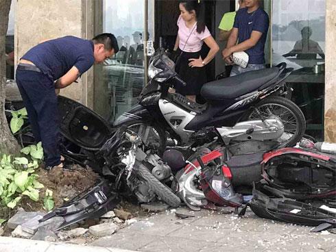 Xế hộp lao lên vỉa hè, tông nát 6 xe máy ven hồ Tây