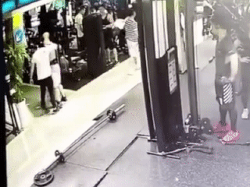 Clip: Nâng tạ 180kg, người phụ nữ bị đè tử vong ngay trước mặt con gái-2