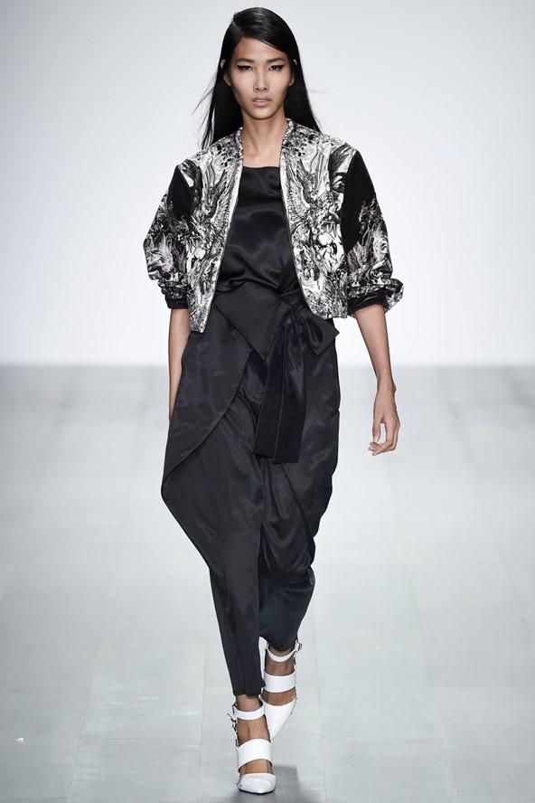 Hoàng Thùy: Gái quê da bọc xương 44kg lột xác gợi cảm thành đại diện nhan sắc Việt tại Miss Universe 2019-10