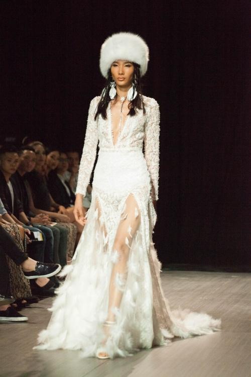 Hoàng Thùy: Gái quê da bọc xương 44kg lột xác gợi cảm thành đại diện nhan sắc Việt tại Miss Universe 2019-14