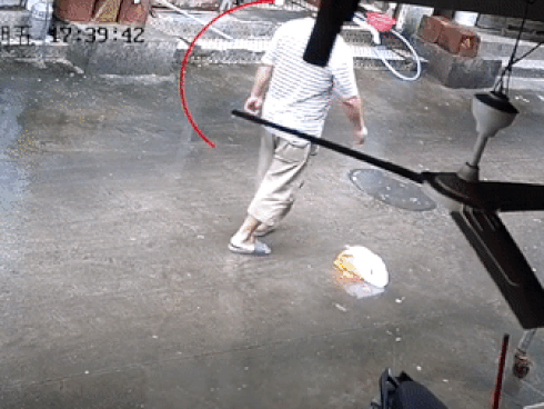 Clip: Thót tim khoảnh khắc DAO BẦU từ chung cư rơi xuống, suýt LẤY MẠNG người đi đường