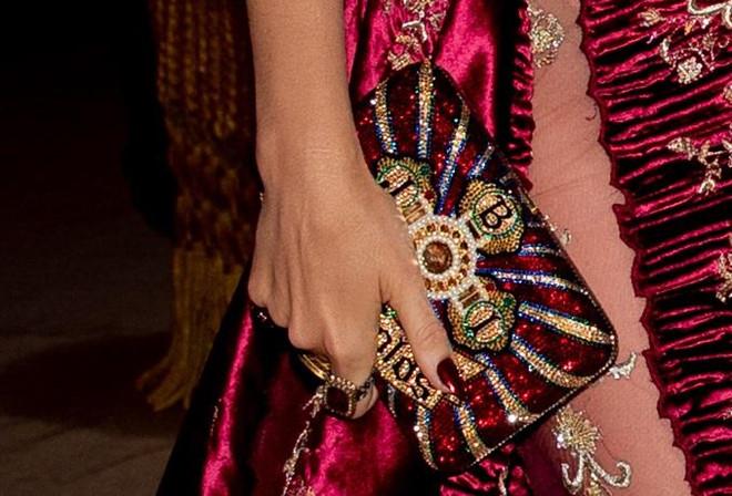 Câu chuyện đằng sau những bộ trang phục hoành tráng tại Met Gala-8