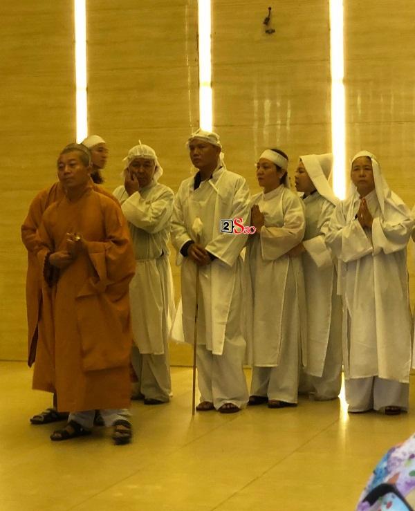 Việt Hương đau buồn tiễn cha đi hỏa táng, chồng nhạc sĩ động viên nữ danh dài trước cú sốc cuộc đời-1