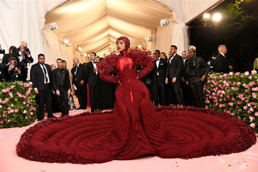Thảm đỏ Met Gala 2019: Lady Gaga liên tục lột đồ khoe nội y, Cardi B mặc cực kín nhưng gây liên tưởng nhạy cảm, xuất hiện cả Pharaoh vàng chóe-5