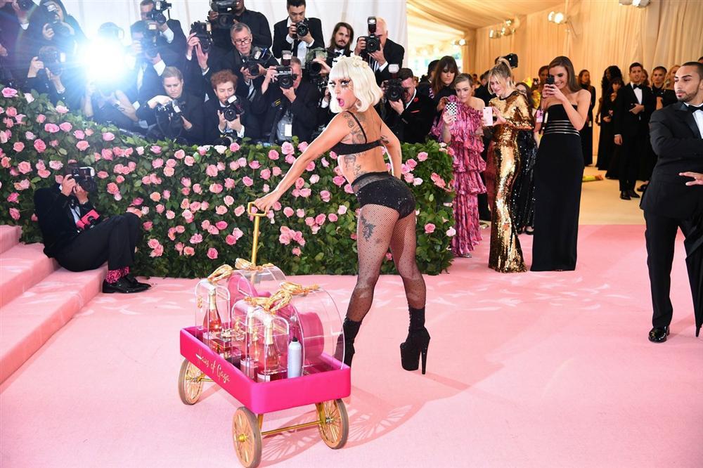 Thảm đỏ Met Gala 2019: Lady Gaga liên tục lột đồ khoe nội y, Cardi B mặc cực kín nhưng gây liên tưởng nhạy cảm, xuất hiện cả Pharaoh vàng chóe-4