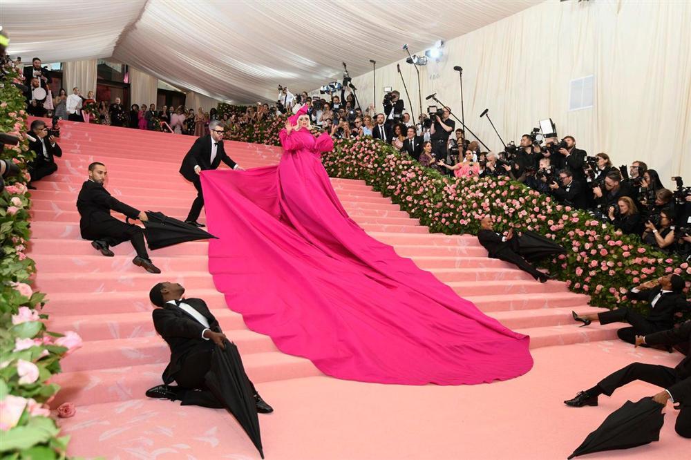 Thảm đỏ Met Gala 2019: Lady Gaga liên tục lột đồ khoe nội y, Cardi B mặc cực kín nhưng gây liên tưởng nhạy cảm, xuất hiện cả Pharaoh vàng chóe-1
