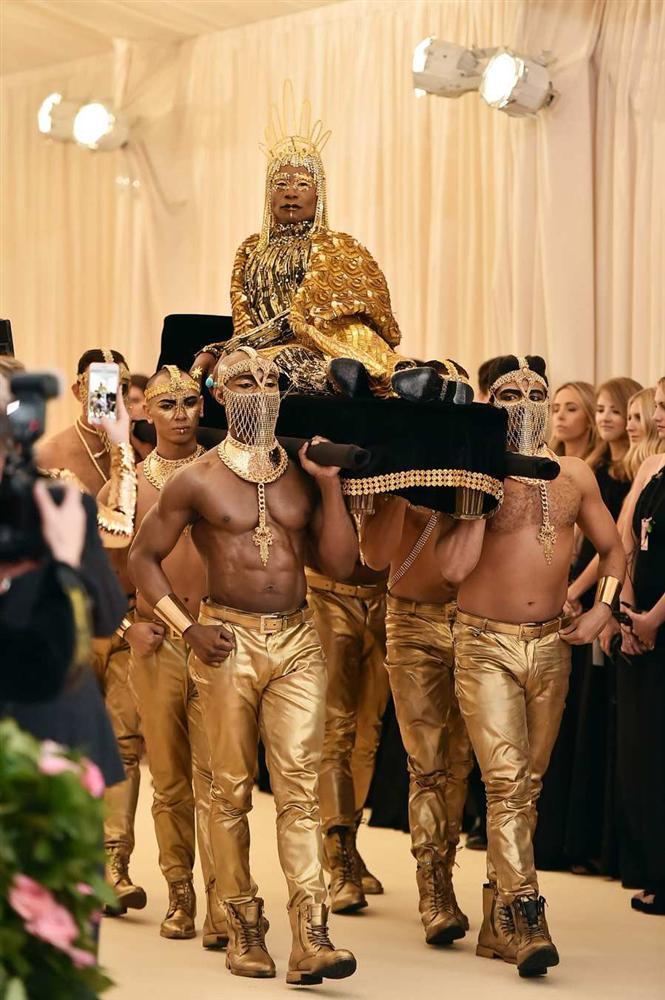 Thảm đỏ Met Gala 2019: Lady Gaga liên tục lột đồ khoe nội y, Cardi B mặc cực kín nhưng gây liên tưởng nhạy cảm, xuất hiện cả Pharaoh vàng chóe-6