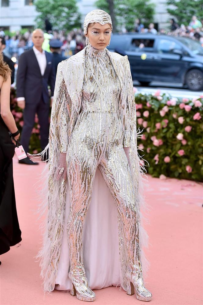 Thảm đỏ Met Gala 2019: Lady Gaga liên tục lột đồ khoe nội y, Cardi B mặc cực kín nhưng gây liên tưởng nhạy cảm, xuất hiện cả Pharaoh vàng chóe-8
