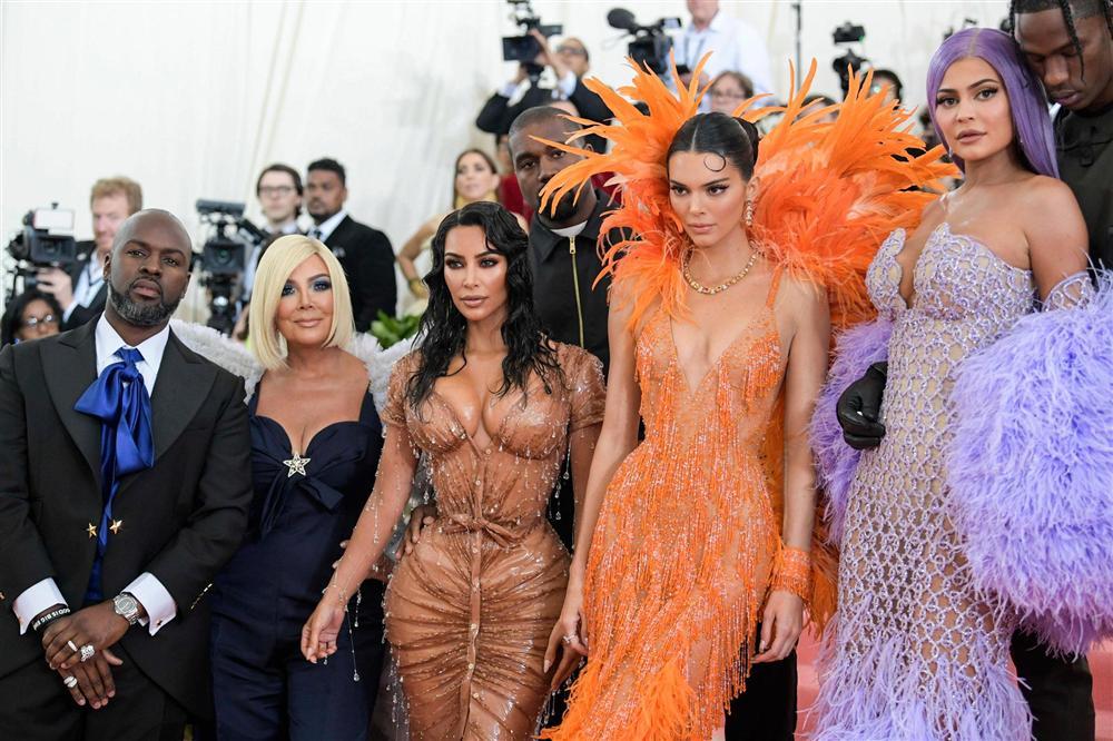 Thảm đỏ Met Gala 2019: Lady Gaga liên tục lột đồ khoe nội y, Cardi B mặc cực kín nhưng gây liên tưởng nhạy cảm, xuất hiện cả Pharaoh vàng chóe-12