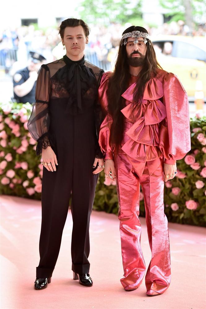 Thảm đỏ Met Gala 2019: Lady Gaga liên tục lột đồ khoe nội y, Cardi B mặc cực kín nhưng gây liên tưởng nhạy cảm, xuất hiện cả Pharaoh vàng chóe-11