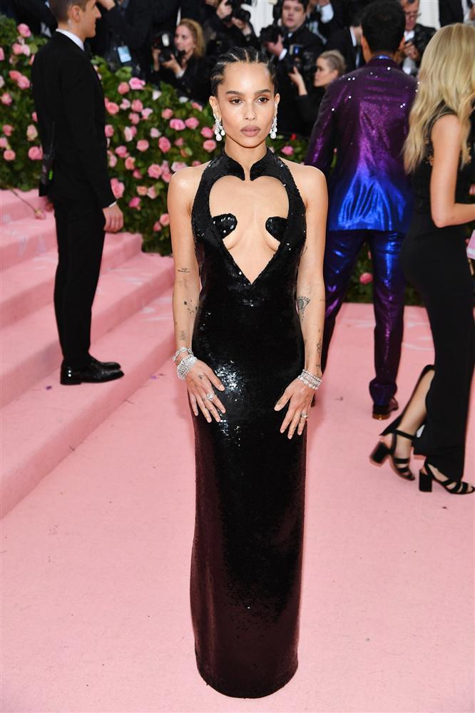 Thảm đỏ Met Gala 2019: Lady Gaga liên tục lột đồ khoe nội y, Cardi B mặc cực kín nhưng gây liên tưởng nhạy cảm, xuất hiện cả Pharaoh vàng chóe-10