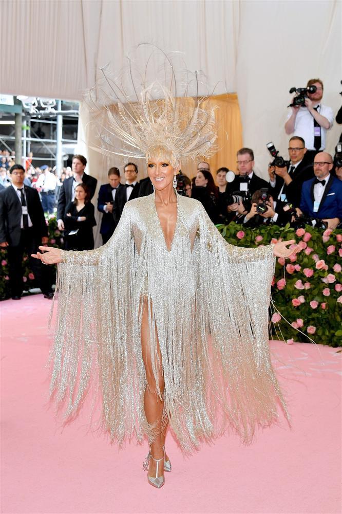 Thảm đỏ Met Gala 2019: Lady Gaga liên tục lột đồ khoe nội y, Cardi B mặc cực kín nhưng gây liên tưởng nhạy cảm, xuất hiện cả Pharaoh vàng chóe-14