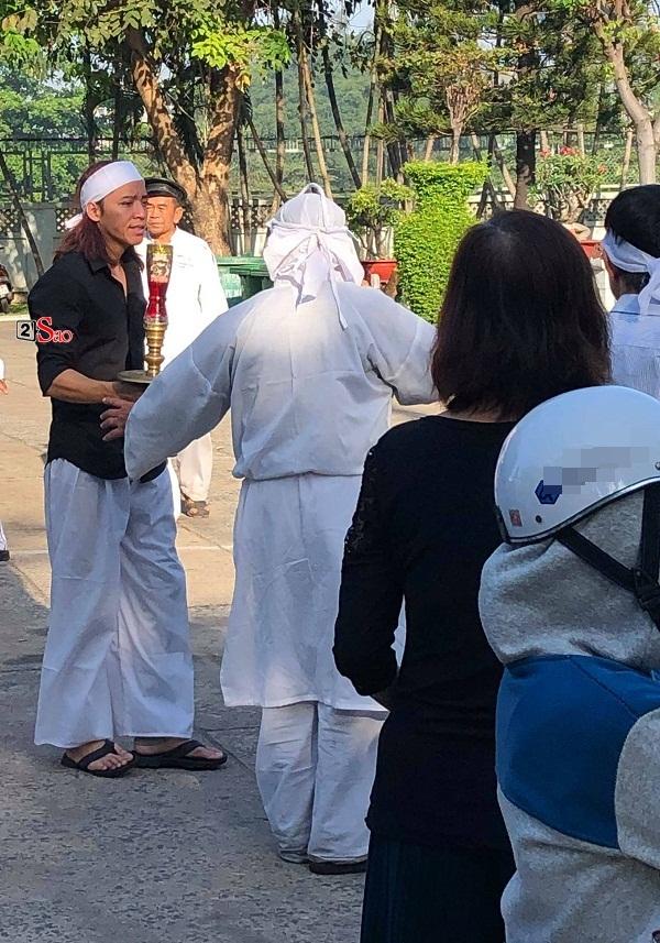 Việt Hương đau buồn tiễn cha đi hỏa táng, chồng nhạc sĩ động viên nữ danh dài trước cú sốc cuộc đời-3