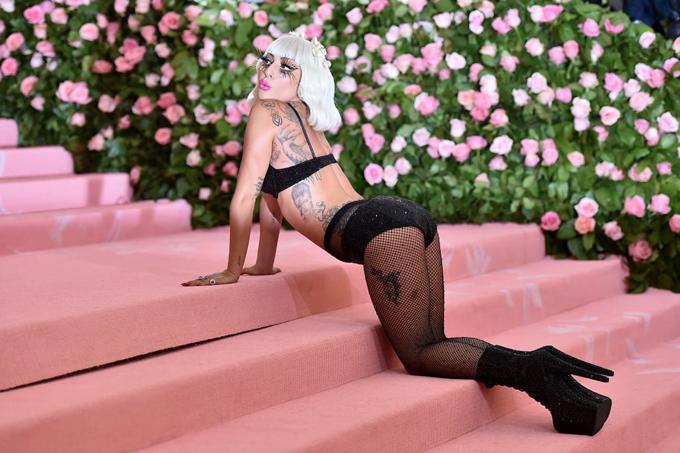 Lady Gaga làm lố lột đồ 3 lần ở Met Gala 2019 cũng chưa thảm họa bằng bộ cánh thịt sống cực gắt 1 thời-7