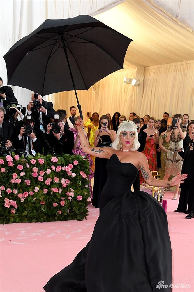 Lady Gaga làm lố lột đồ 3 lần ở Met Gala 2019 cũng chưa thảm họa bằng bộ cánh thịt sống cực gắt 1 thời-3