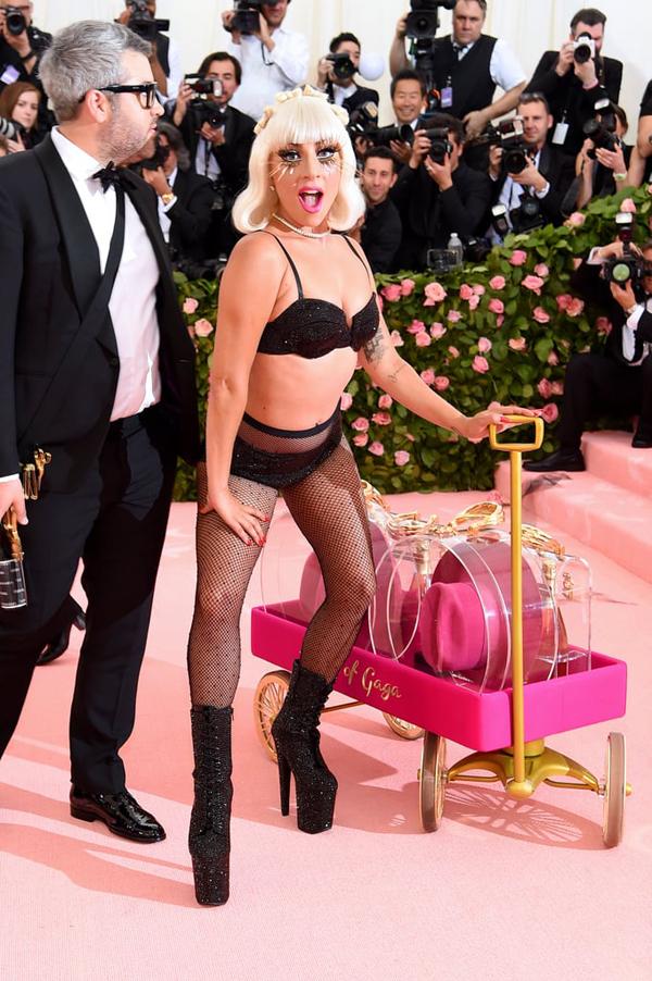 Lady Gaga làm lố lột đồ 3 lần ở Met Gala 2019 cũng chưa thảm họa bằng bộ cánh thịt sống cực gắt 1 thời-6