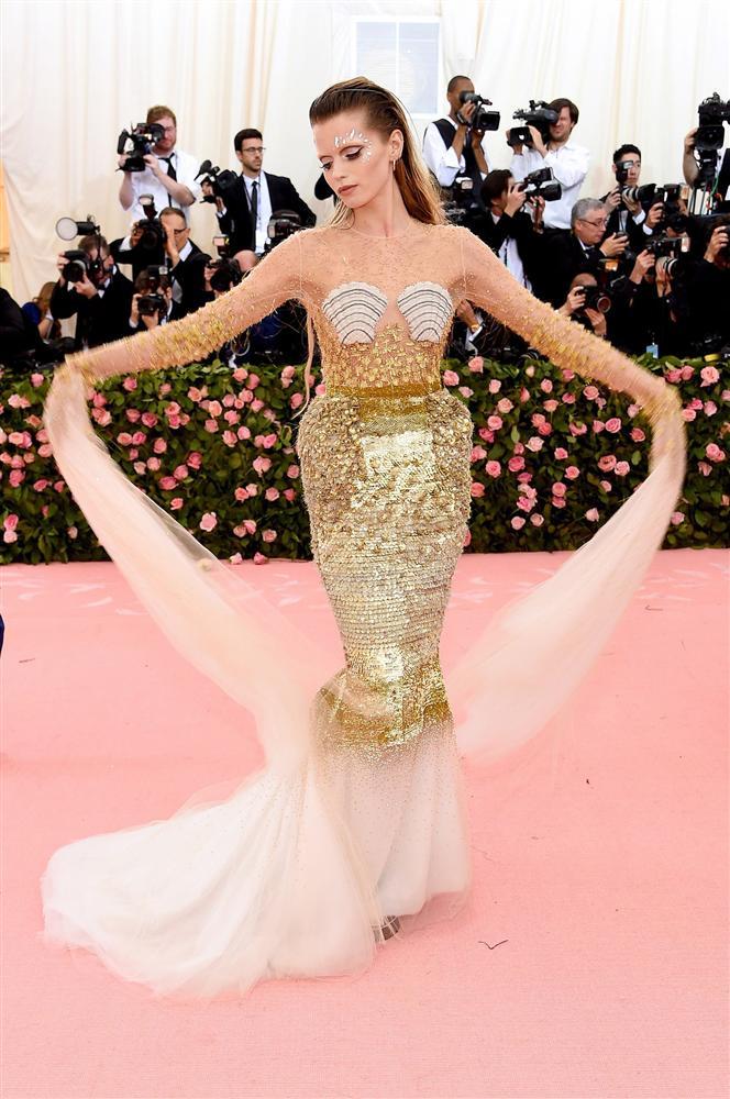 Thảm đỏ Met Gala 2019: Lady Gaga liên tục lột đồ khoe nội y, Cardi B mặc cực kín nhưng gây liên tưởng nhạy cảm, xuất hiện cả Pharaoh vàng chóe-16