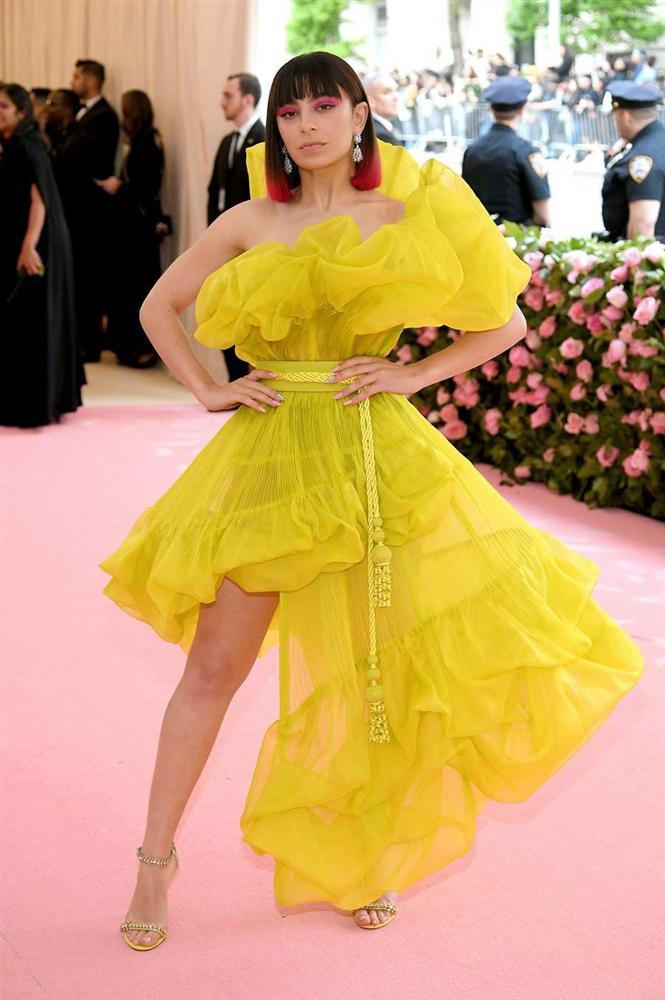 Thảm đỏ Met Gala 2019: Lady Gaga liên tục lột đồ khoe nội y, Cardi B mặc cực kín nhưng gây liên tưởng nhạy cảm, xuất hiện cả Pharaoh vàng chóe-18