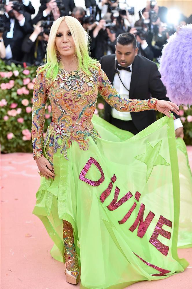 Thảm đỏ Met Gala 2019: Lady Gaga liên tục lột đồ khoe nội y, Cardi B mặc cực kín nhưng gây liên tưởng nhạy cảm, xuất hiện cả Pharaoh vàng chóe-20