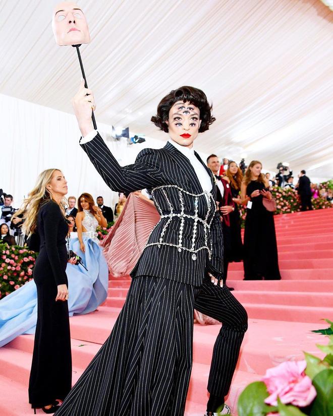 Thảm đỏ Met Gala 2019: Lady Gaga liên tục lột đồ khoe nội y, Cardi B mặc cực kín nhưng gây liên tưởng nhạy cảm, xuất hiện cả Pharaoh vàng chóe-15