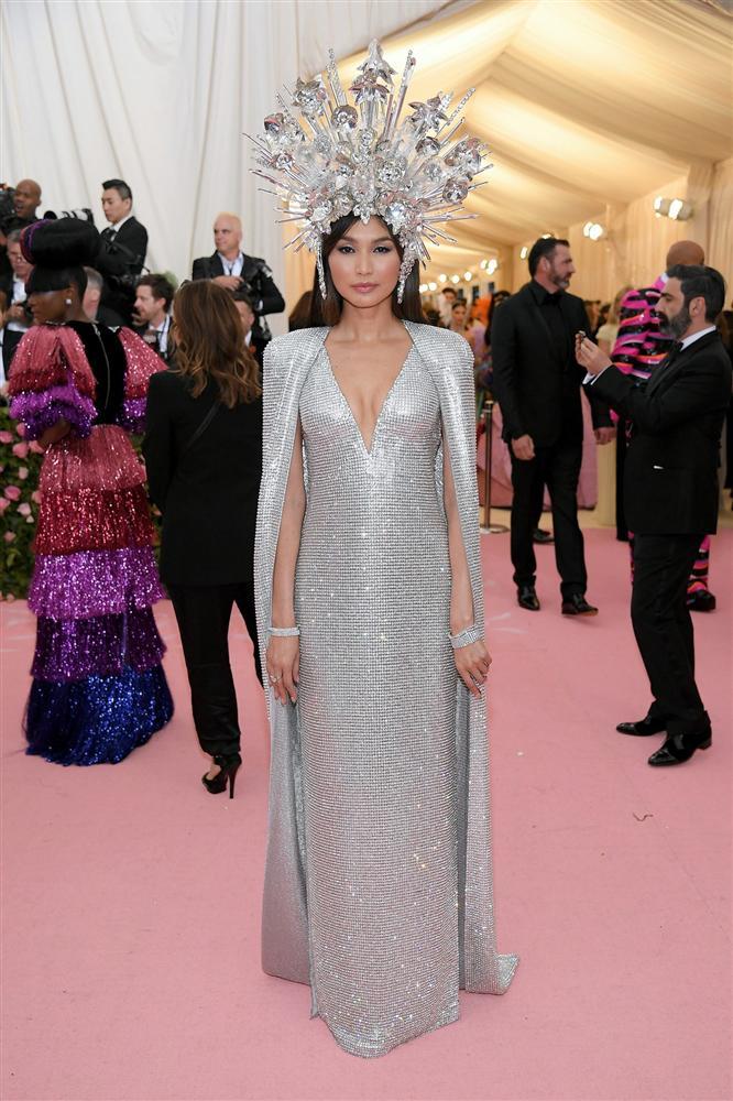 Thảm đỏ Met Gala 2019: Lady Gaga liên tục lột đồ khoe nội y, Cardi B mặc cực kín nhưng gây liên tưởng nhạy cảm, xuất hiện cả Pharaoh vàng chóe-25