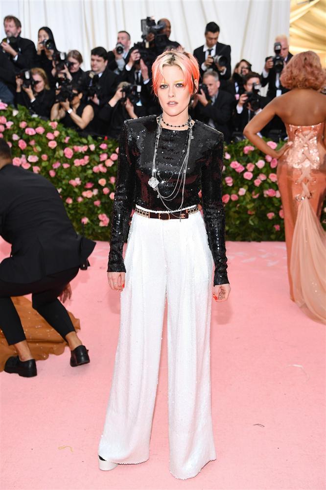 Thảm đỏ Met Gala 2019: Lady Gaga liên tục lột đồ khoe nội y, Cardi B mặc cực kín nhưng gây liên tưởng nhạy cảm, xuất hiện cả Pharaoh vàng chóe-31