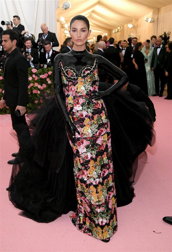 Thảm đỏ Met Gala 2019: Lady Gaga liên tục lột đồ khoe nội y, Cardi B mặc cực kín nhưng gây liên tưởng nhạy cảm, xuất hiện cả Pharaoh vàng chóe-32