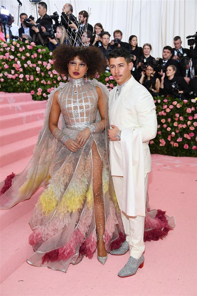 Thảm đỏ Met Gala 2019: Lady Gaga liên tục lột đồ khoe nội y, Cardi B mặc cực kín nhưng gây liên tưởng nhạy cảm, xuất hiện cả Pharaoh vàng chóe-36