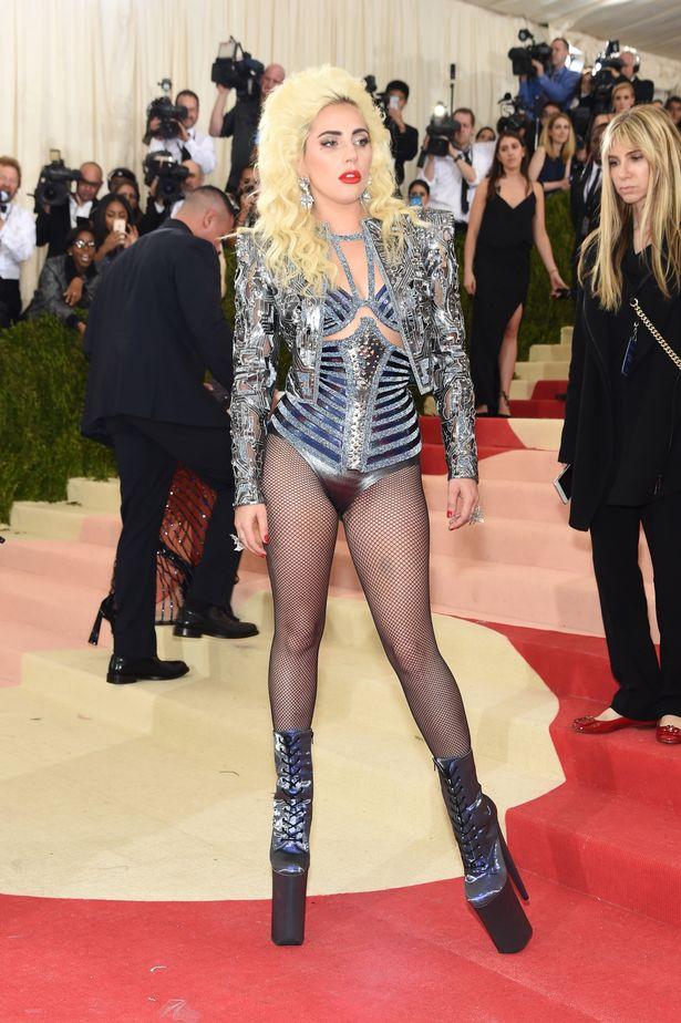 Lady Gaga làm lố lột đồ 3 lần ở Met Gala 2019 cũng chưa thảm họa bằng bộ cánh thịt sống cực gắt 1 thời-10