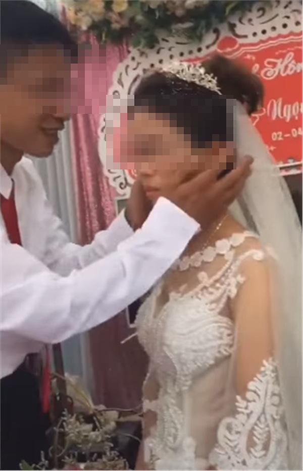 Clip gây tranh cãi nhất mạng xã hội: Chồng đòi hôn, cô dâu tức giận hất tay trước mặt quan khách-1