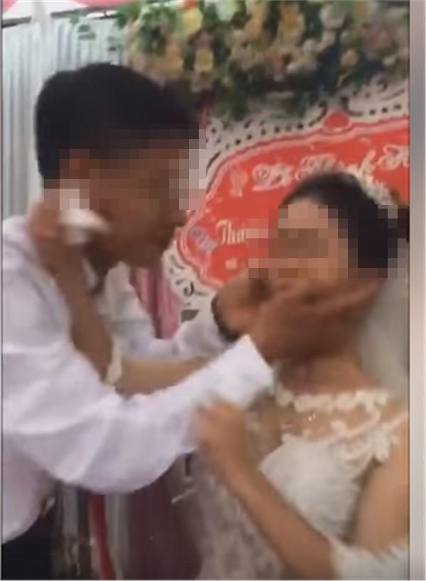 Clip gây tranh cãi nhất mạng xã hội: Chồng đòi hôn, cô dâu tức giận hất tay trước mặt quan khách-3