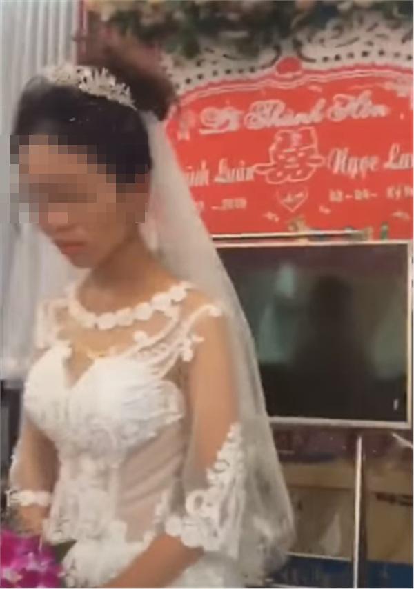 Clip gây tranh cãi nhất mạng xã hội: Chồng đòi hôn, cô dâu tức giận hất tay trước mặt quan khách-4