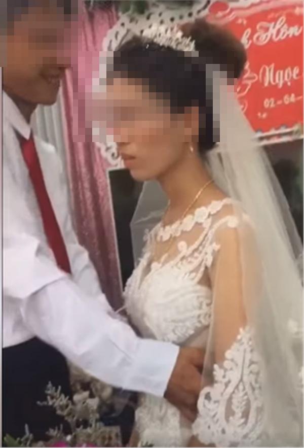Clip gây tranh cãi nhất mạng xã hội: Chồng đòi hôn, cô dâu tức giận hất tay trước mặt quan khách-2