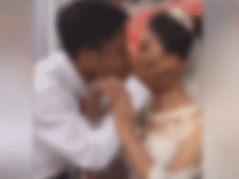 Clip gây tranh cãi nhất mạng xã hội: Chồng đòi hôn, cô dâu tức giận hất tay trước mặt quan khách