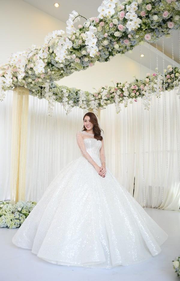 Lê Hà lộng lẫy như công chúa - Hoàng Thùy vừa xác nhận thi Miss Universe đã lập tức lọt top sao mặc đẹp-1