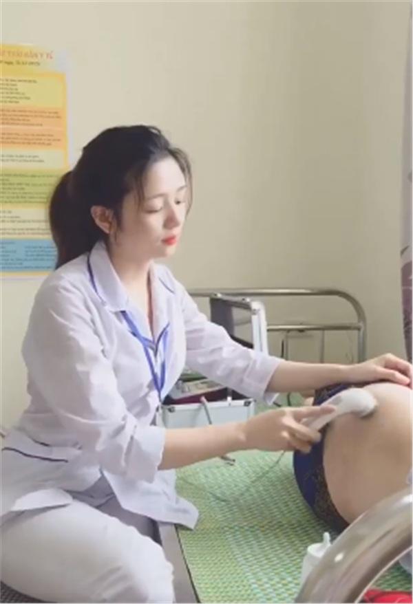 Ngồi làm việc mà đẹp như thần tiên tỷ tỷ, nữ điều dưỡng khiến nhiều trai trẻ nguyện bị bệnh để được chăm sóc-1