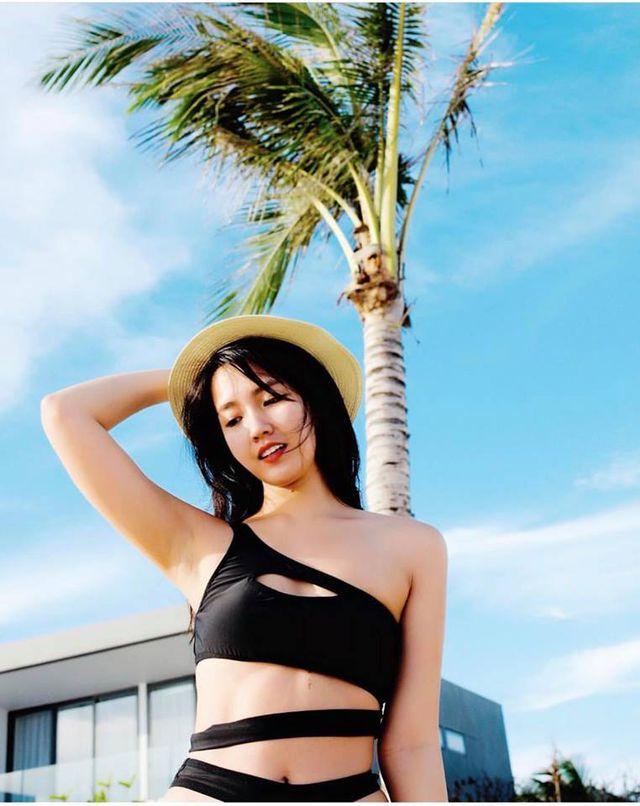 Đụng hàng mẫu áo tắm cut-out hiểm hóc: Em chồng Hà Tăng và người yêu Đan Trường ai đẹp hơn ai?-3