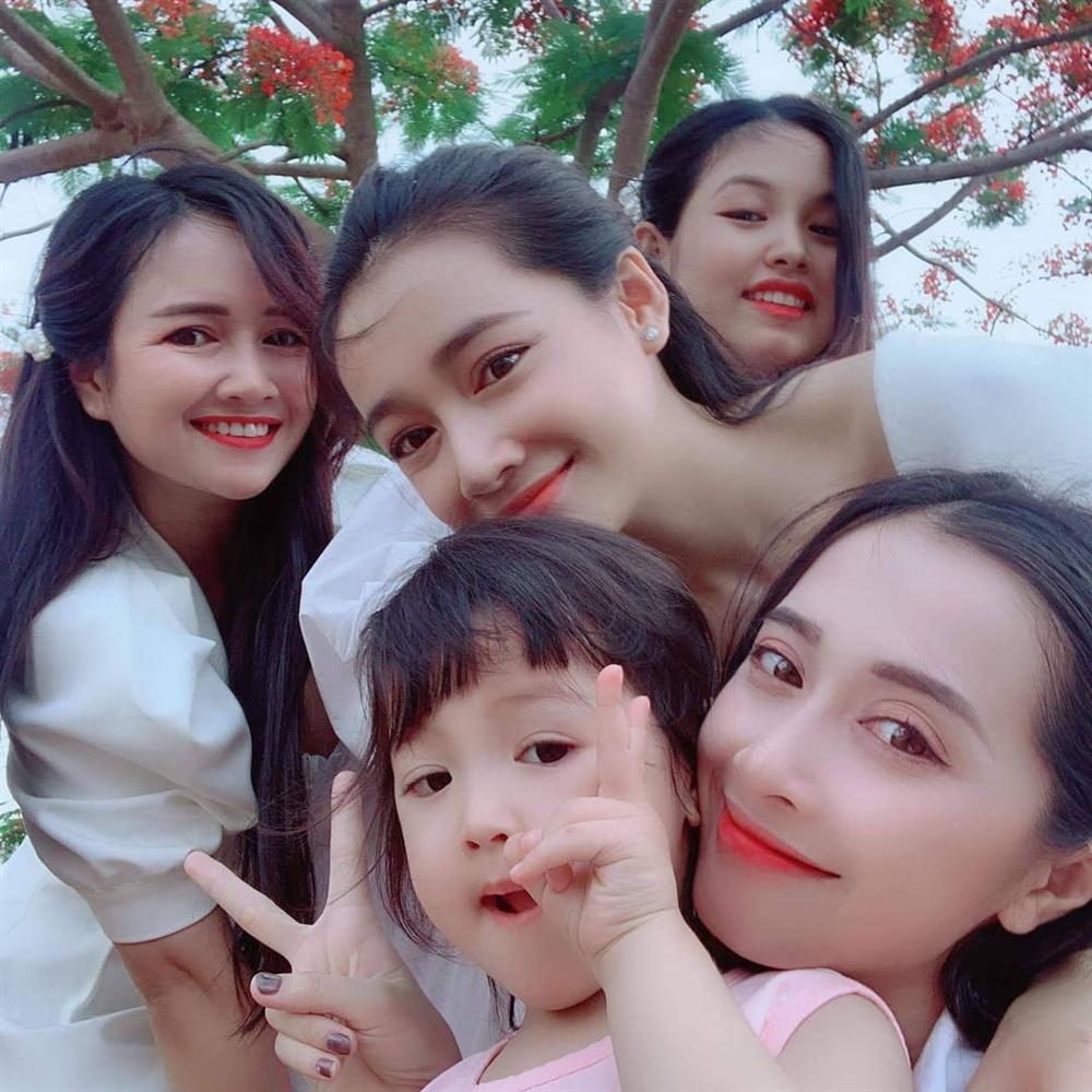 Nhã Phương khoe nhan sắc rạng rỡ khi hội ngộ đầy đủ chị em trong nhà-1
