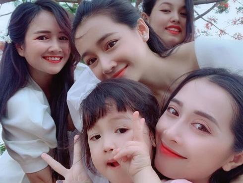 Nhã Phương khoe nhan sắc rạng rỡ khi hội ngộ đầy đủ chị em trong nhà