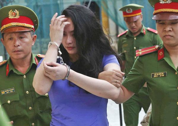 Trong khi Ngọc Miu khóc nấc vì nhớ 2 con, ông trùm ma túy - người tình hot girl lại liên tục nhếch mép, cười tươi tại tòa-3