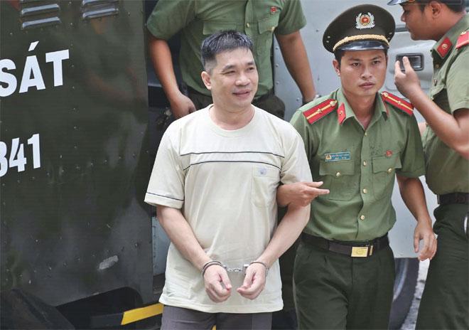 Trong khi Ngọc Miu khóc nấc vì nhớ 2 con, ông trùm ma túy - người tình hot girl lại liên tục nhếch mép, cười tươi tại tòa-6