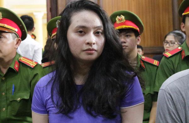 Trong khi Ngọc Miu khóc nấc vì nhớ 2 con, ông trùm ma túy - người tình hot girl lại liên tục nhếch mép, cười tươi tại tòa-4