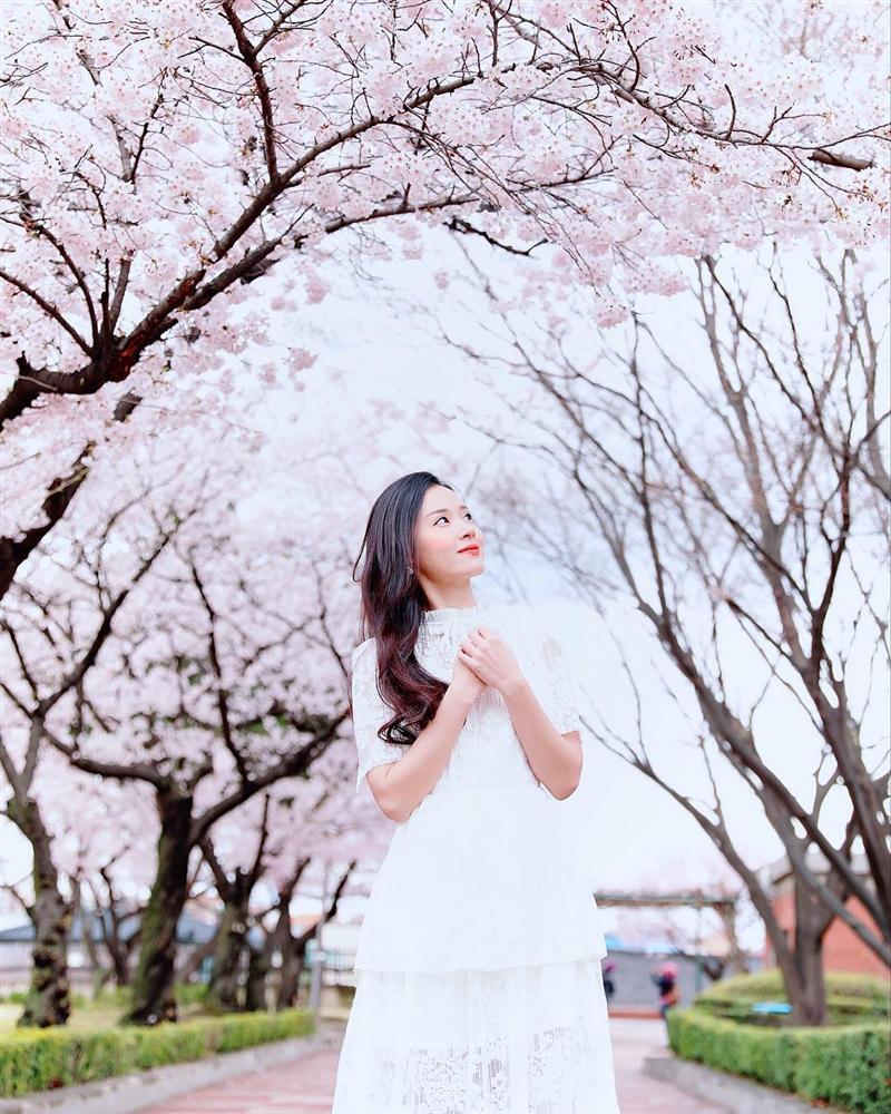 Chị em nhà Thiều Bảo Trang - Thiều Bảo Trâm khoe street style đối nghịch: Em sexy hết cỡ - chị hiphop chất lừ-1