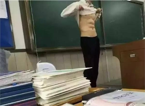 Đi học gặp thầy giáo cởi áo khoe body 6 múi, hội học sinh ráo riết truy tìm info-2
