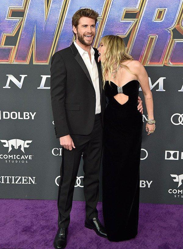 Kinh hoàng với sở thích quái dị của Miley Cyrus: Thè lưỡi liếm mặt, liếm áo chồng mọi lúc mọi nơi-3