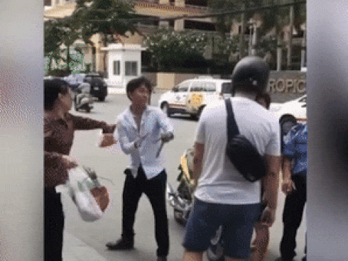 Dân mạng bức xúc trước clip tài xế taxi cầm côn nhị khúc quất lia lịa vào khách Nhật Bản